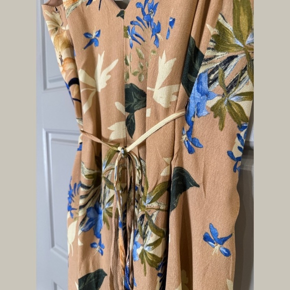 ASTR THE LABEL | Sleeveless floral midi wrap dress - Picture 4 of 10